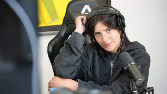 A relatora argentina le recordaron ofensivos mensajes a Chile tras quejarse del público nacional