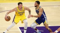 Curry le ganó el duelo a Doncic en el triunfo de Warriors ante Lakers en el inicio de la NBA