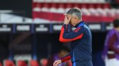 Hinchas de la U cargaron contra Gustavo Alvarez por desastroso primer tiempo ante Lanús