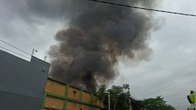 Incendio afecta a mueblería en Pedro Aguirre Cerda