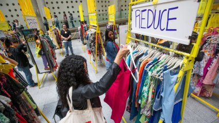   El intercambio de ropa que busca romper Récord Guinness llegó a Chile 