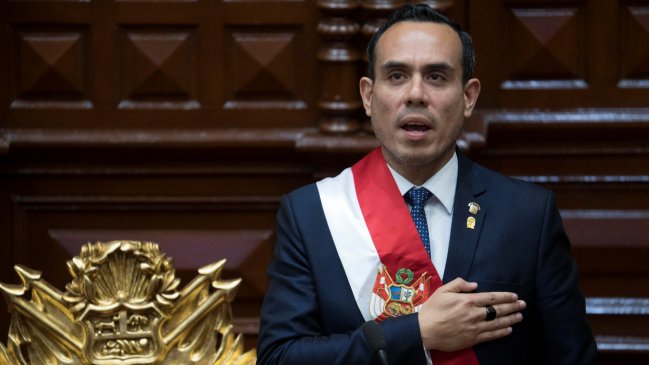 Presidente interino de Perú pidió a las fuerzas armadas volver a pacificar el país