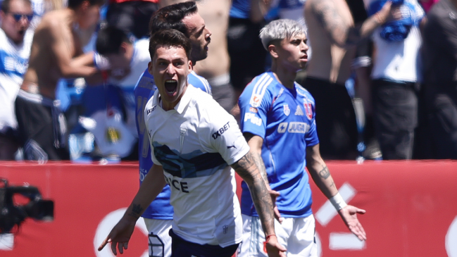 La UC ganó el clásico ante la U con uno menos y sigue al frente de la lucha por el