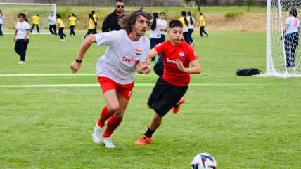   Carles Puyol encabezó clínica deportiva con estudiantes de La Pintana 