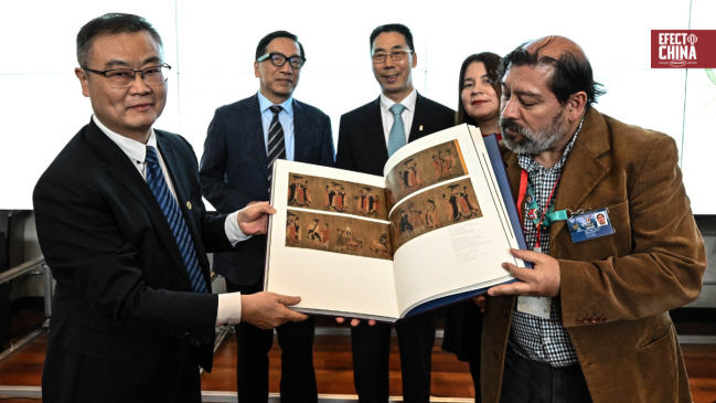 Puente cultural: China donó colección de arte a la Usach