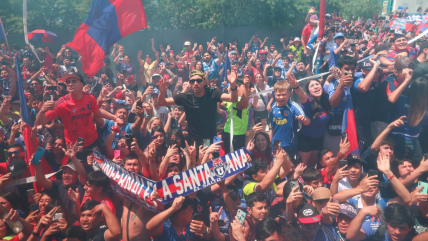 La U recibió masiva bienvenida de sus hinchas tras las semifinales de Copa Sudamericana