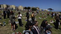 Miles de personas visitan cementerios por el Día de Todos los Santos