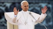 El papa pide hacer de las escuelas y universidades