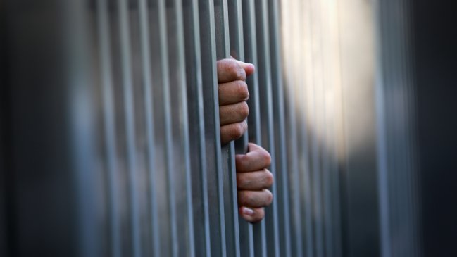 Manos en una cárcel