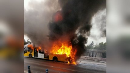  Una micro se incendió frente al Cementerio General 