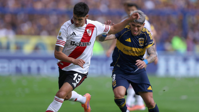 Carlos Palacios celebró ante Paulo Díaz en el triunfo de Boca sobre River en el clásico argentino
