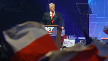 Kast cerró campaña en el Movistar Arena con puesta en escena al estilo Trump