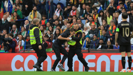   [VIDEO] Un hincha invadió la cancha antes del inicio del duelo entre Portugal y Armenia 