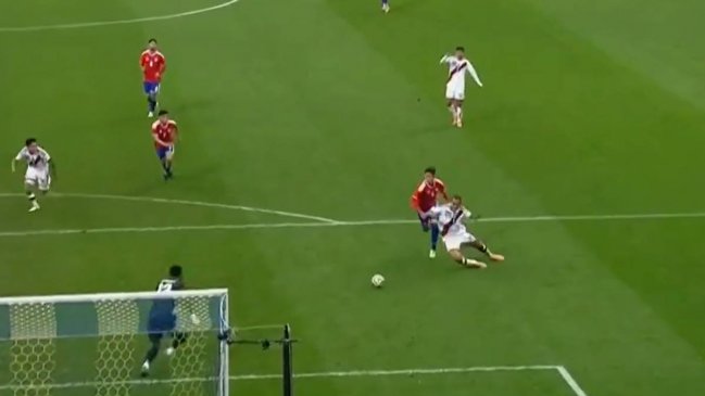 [VIDEO] Iván Román cometió penal y fue expulsado ante Perú