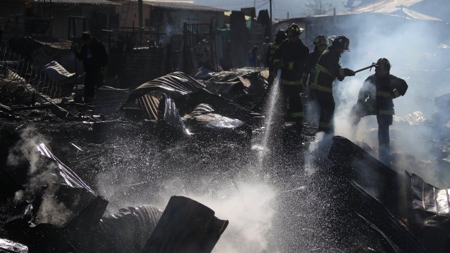 Incendio afectó a dos casas en un campamento de Maipú