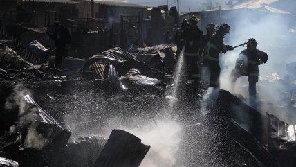   Incendio afectó a dos casas en un campamento de Maipú 