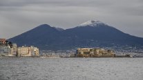 Monte italiano Vesubio, al borde del mar Mediterráneo, se cubrió de nieve