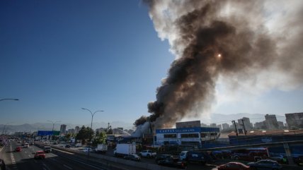 Columna de humo por incendio en San Miguel se ve desde gran parte de Santiago