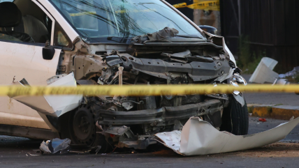   Violento choque en Las Condes deja un herido grave, otra en riesgo vital y tres fugados 