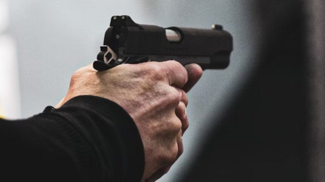 Médico chocó, amenazó con arma y pateó en el rostro a conductor en Iquique