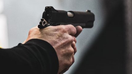 Médico chocó, amenazó con arma y pateó en el rostro a conductor en Iquique