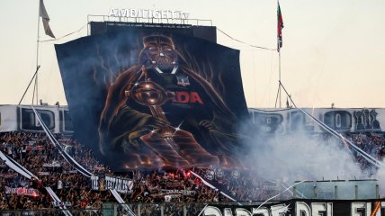 Con lienzo de Darth Vader y con mensaje contra Kast: Barra de Colo Colo armó su propia fiesta