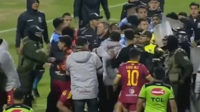 [VIDEO] Duelo en Bolivia terminó en batalla campal: Policía usó gas pimienta y hubo 17 expulsados