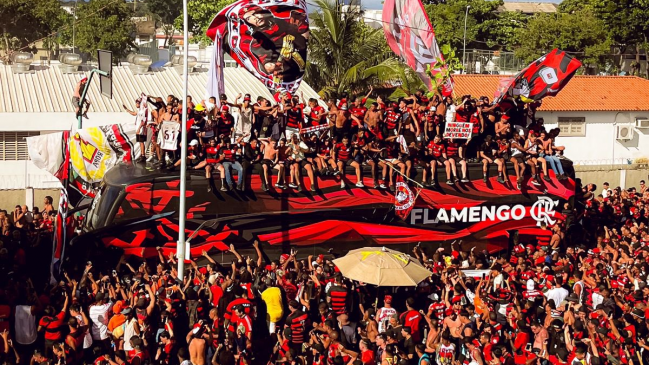Locura copera en Río: Hinchas de Flamengo ingresaron al bus del plantel