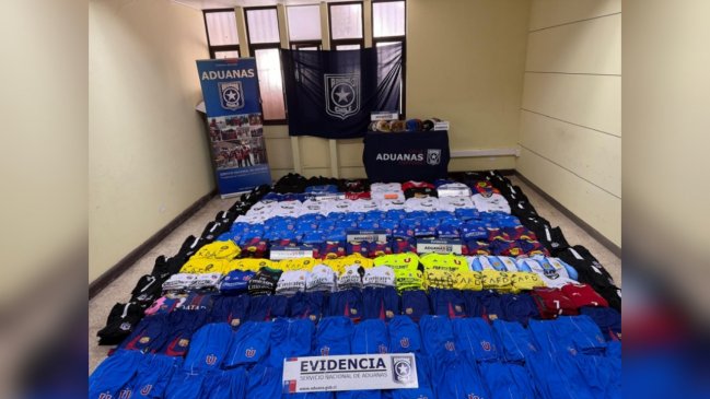 De Colo Colo a FC Barcelona: Aduanas incautó miles de camisetas falsificadas