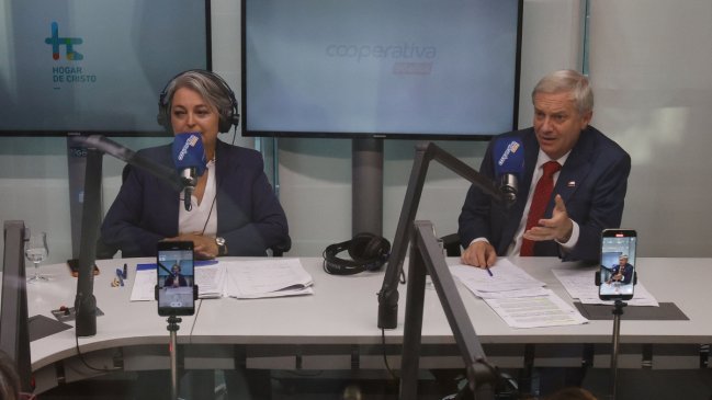 Primer Foro Social: Rol del Estado y migración centran debate entre Jara y Kast