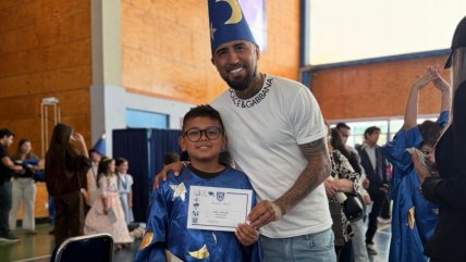   Papá chocho: Arturo Vidal disfrutó de obra teatral de su hijo Emiliano 