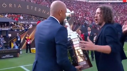   [VIDEO] El respetuoso gesto de Carles Puyol con el trofeo de la Copa Libertadores en Lima 
