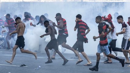   Hinchas se enfrentaron a la policía brasileña en festejos de Flamengo 