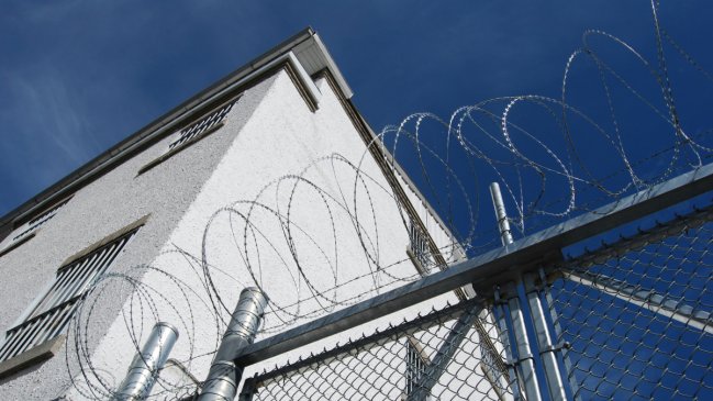 Intento de motín en cárcel de Temuco dejó a cinco gendarmes heridos