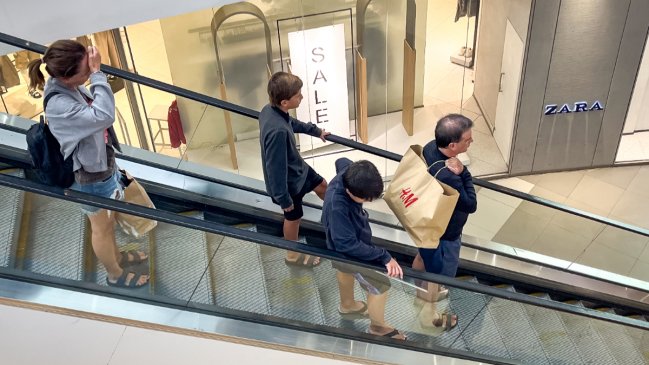 Personas haciendo compras.