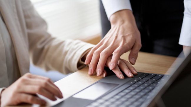 Chilenos revelan qué profesión sería la más infiel en encuesta Cadem