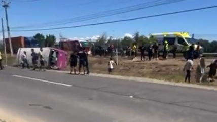 Microbús con 36 pasajeros se volcó en Curacaví durante peregrinación a Lo Vásquez