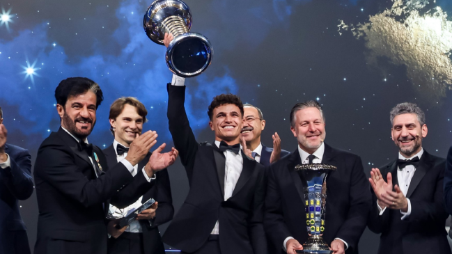 Lando Norris recibió su trofeo de campeón de Fórmula 1 en gala de la FIA