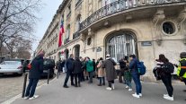 La embajada de Chile en Francia abrió sus puertas en París para votantes en el balotaje presidencial