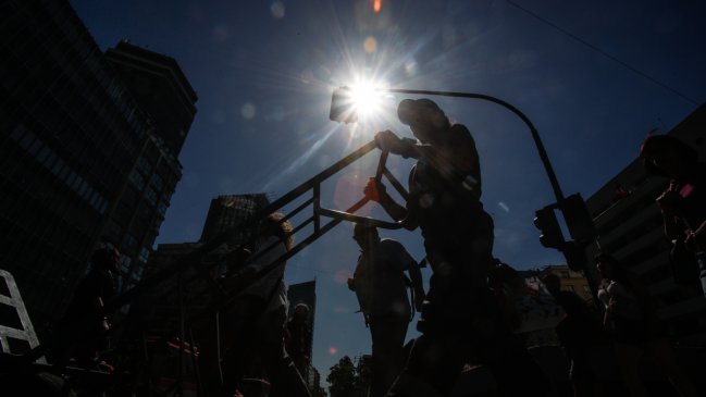 A preparar el sombrero y el agua: Pronostican 36° para este martes en la Región Metropolitana