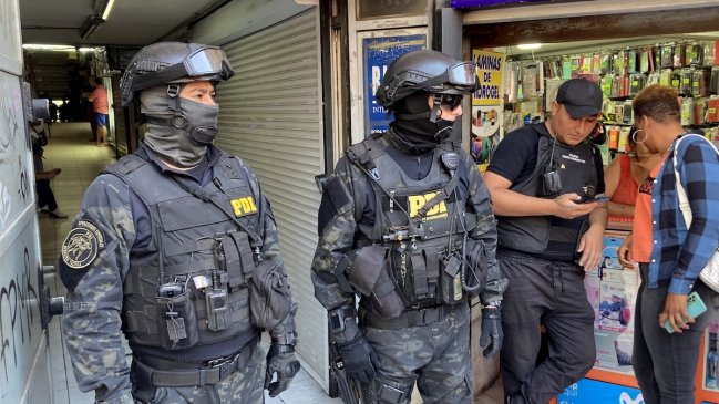 Allanan galería de joyas en Santiago Centro: Indagan origen de oro y uso de químicos tóxicos