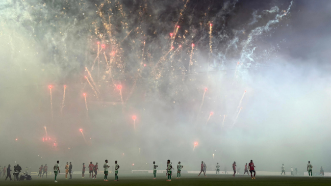 Hinchas invadieron la cancha con armas y desataron caos en final de la Copa Colombia