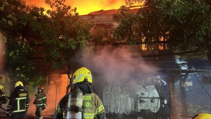 Incendio afecta a locales comerciales en persa de Estación Central
