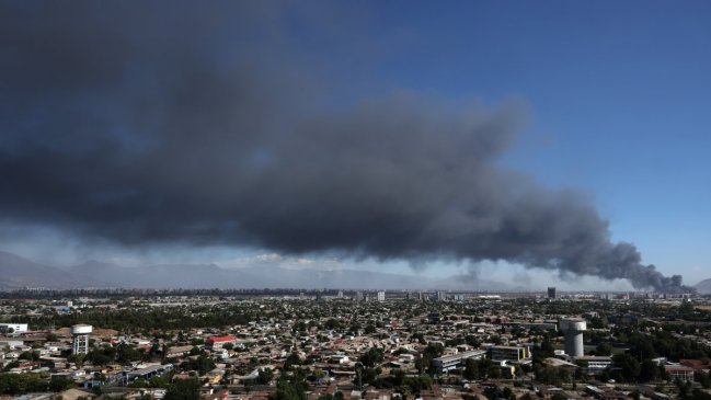 Santiago despide el año con su cielo cubierto de humo