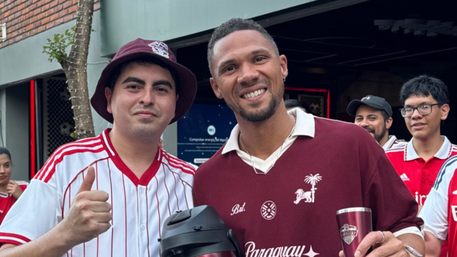 Exfutbolista campeón con Arsenal revolucionó a los hinchas en Paraguay