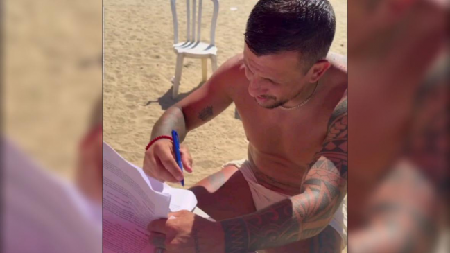 [VIDEO] A su estilo: Vecchio firmó el contrato con Unión Española en la playa