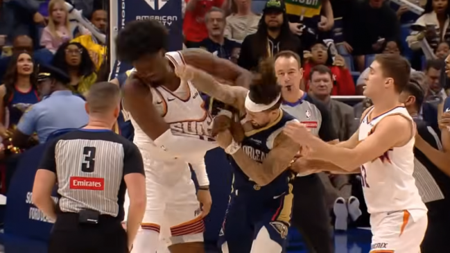 [VIDEO] Directo a los golpes: La pelea en pleno partido entre Pelicans y Suns