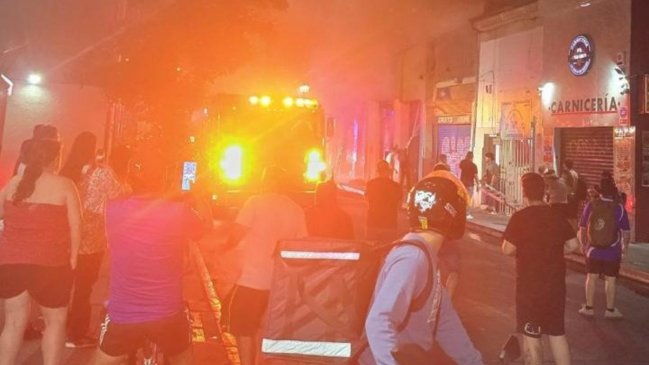 Incendio afectó a cité, imprenta e iglesia en el centro de Santiago