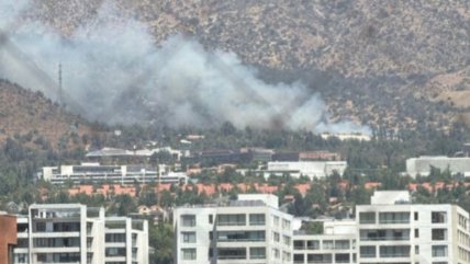 Reportan incendio forestal en ladera de cerro en San Carlos de Apoquindo
