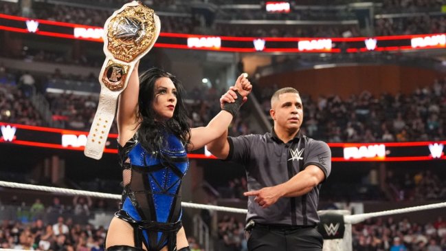 Stephanie Vaquer retuvo su corona en la Triple Amenaza de la WWE